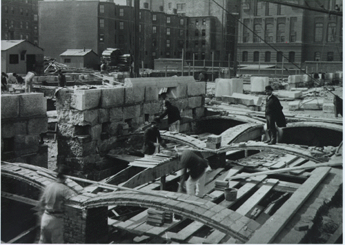 Rafael guastavino staat op een boog