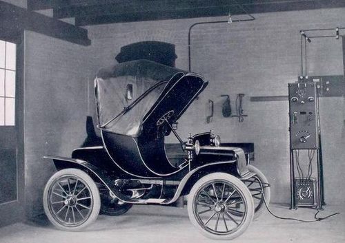 Charging early electric car 1909