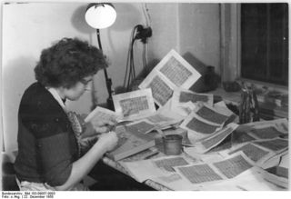 Bundesarchiv_Bild_183-09057-0003,_Berlin,_Abrechnung_von_Lebensmittelmarken_in_einem_Konsum
