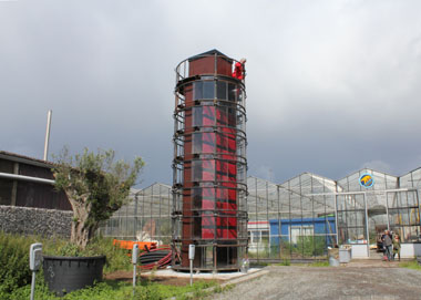 Convectoren toren op terrein met palm
