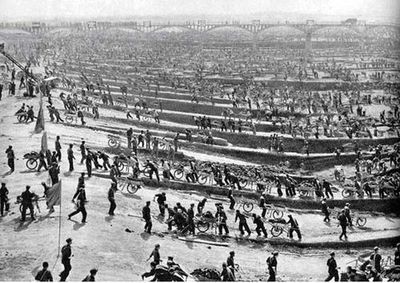 Chinese kruiwagens in gebruik bij constructiewerken